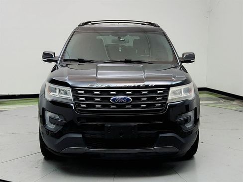 Used 2017 Ford Explorer XLT w/ Equipment Group 202A FWD image 2