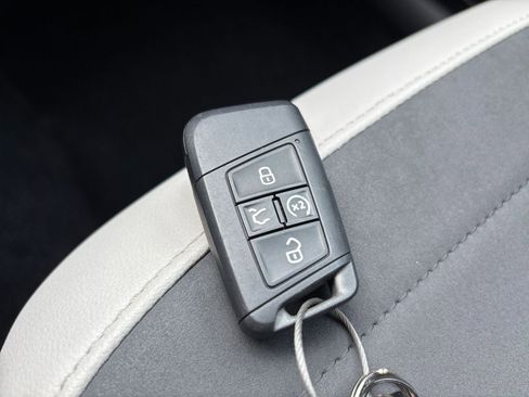 Used 2025 Volkswagen Taos SE image 21