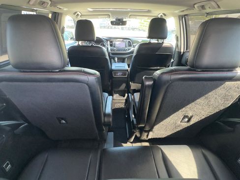 Used 2019 Toyota Highlander SE w/ Nightshade Edition AWD/4WD image 8