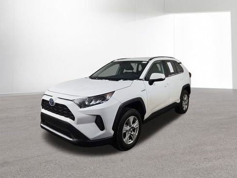 Used 2021 Toyota RAV4 LE image 2