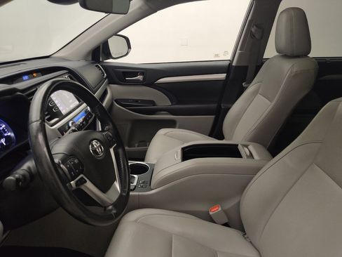 Used 2019 Toyota Highlander XLE AWD/4WD image 17