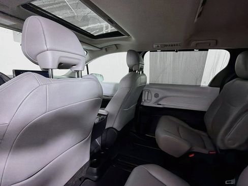 Used 2025 Toyota Sienna XLE FWD image 19