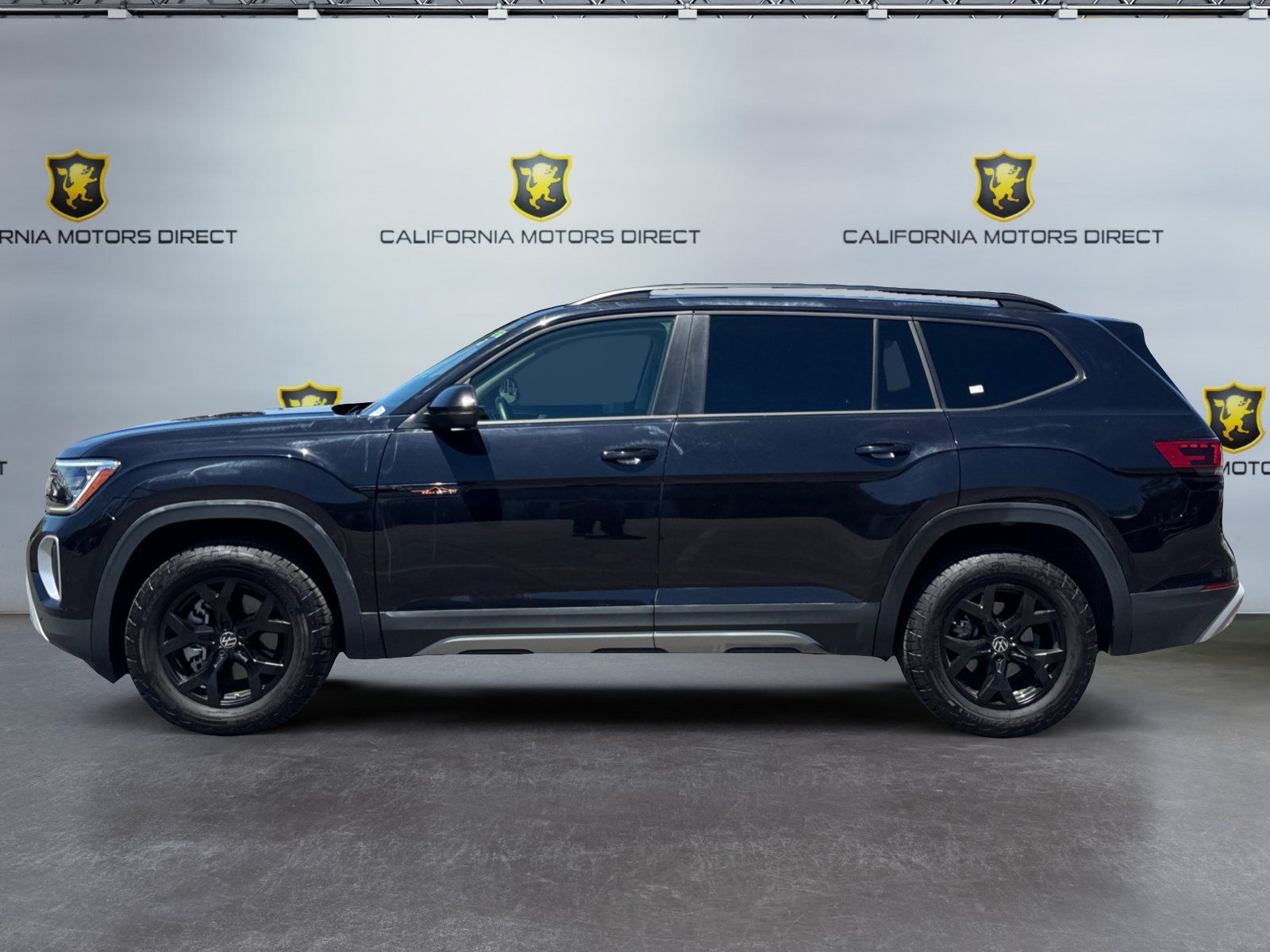 Used 2025 Volkswagen Atlas Peak Edition SE AWD/4WD image 2