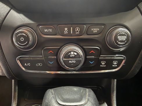 Used 2022 Jeep Cherokee Trailhawk w/ Sound & Nav Group image 17