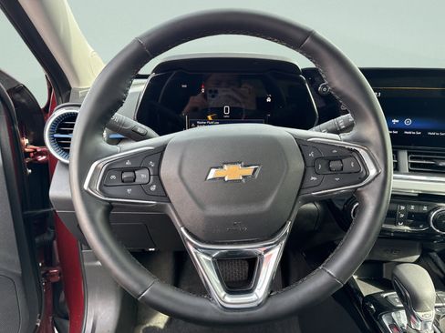 Used 2025 Chevrolet Trax LT w/ LT Convenience Package FWD image 9