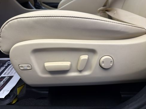 Used 2019 Toyota Highlander XLE image 12