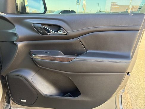 Used 2022 GMC Acadia Denali w/ Denali Ultimate Package image 17