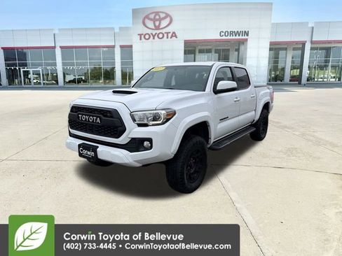 Used 2017 Toyota Tacoma TRD Sport image 4