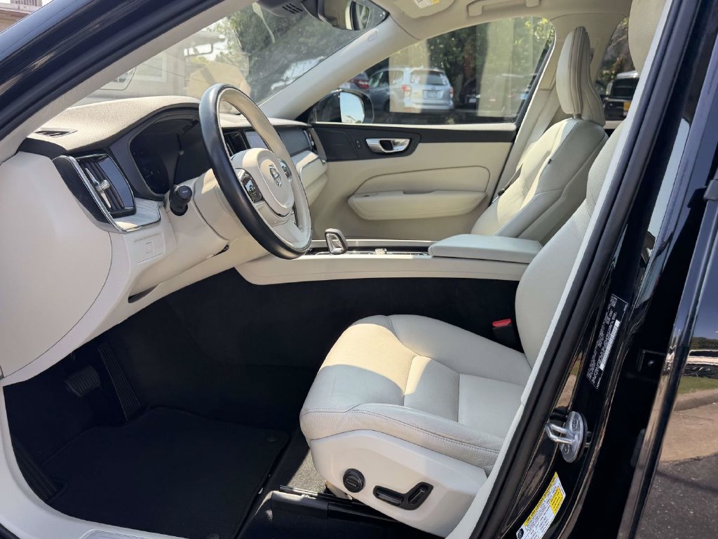 Used 2024 Volvo XC60 B5 Plus AWD/4WD image 16