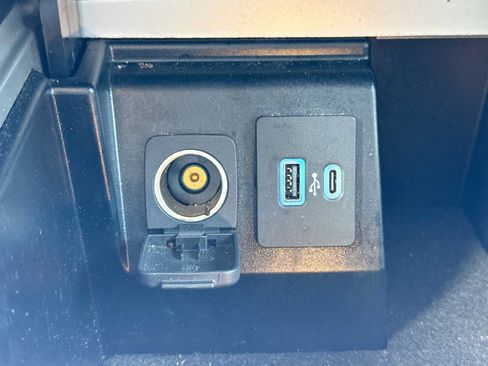Used 2022 Ford Explorer XLT w/ Equipment Group 202A AWD/4WD image 31