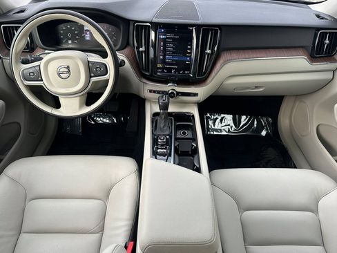 Used 2021 Volvo XC60 T6 Momentum w/ Premium Package AWD/4WD image 3
