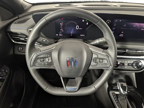Used 2025 Buick Envista Sport Touring w/ Advanced Safety Package FWD image 17