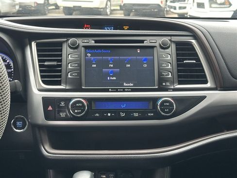 Used 2019 Toyota Highlander XLE AWD/4WD image 9