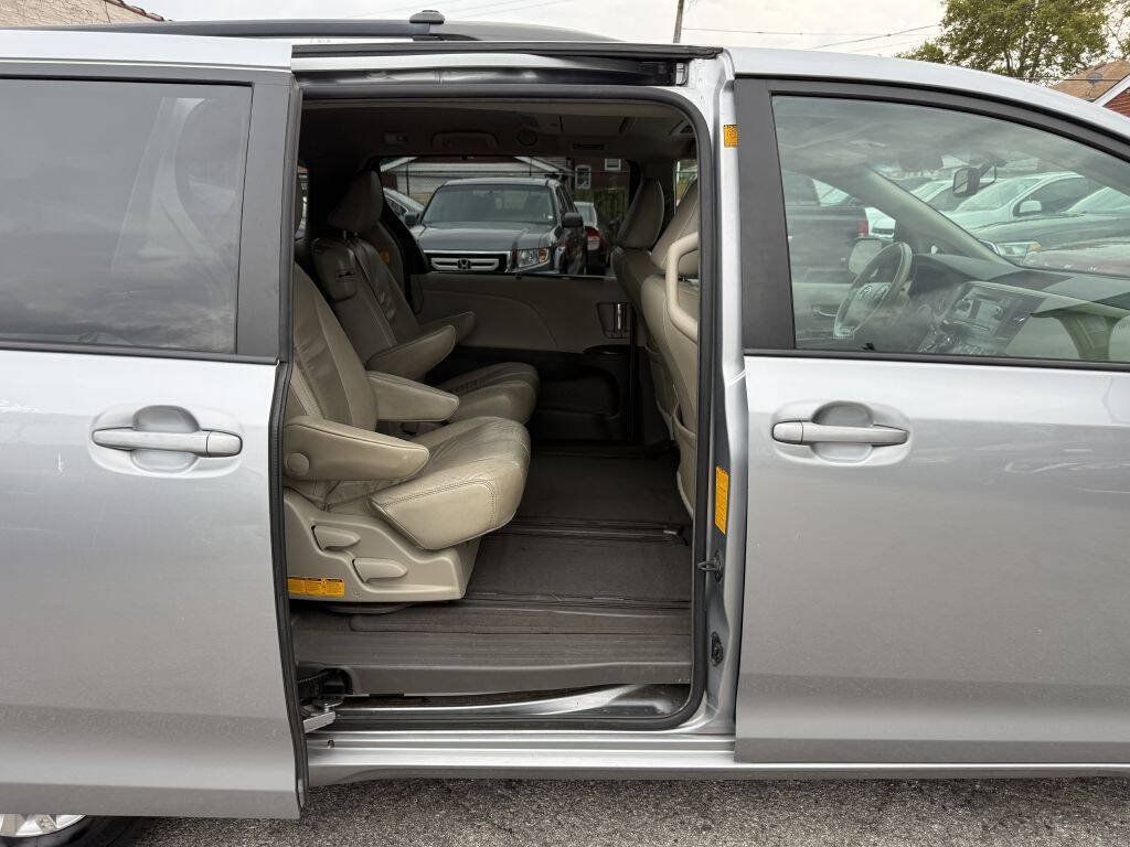 Used 2011 Toyota Sienna XLE w/ Entertainment Pkg FWD image 28