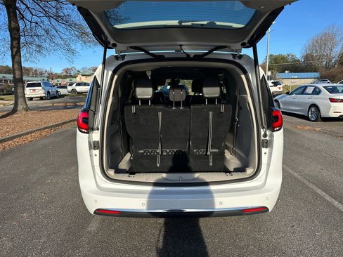 Used 2024 Chrysler Pacifica Touring-L image 18