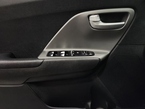 Used 2017 Kia Niro LX image 16