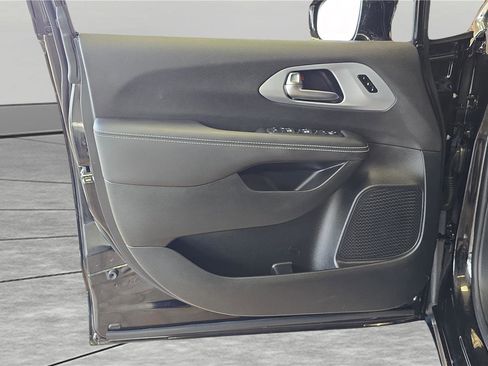 Used 2026 Chrysler Pacifica Limited image 26