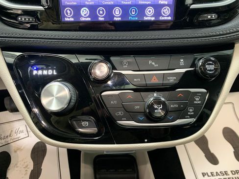 Used 2020 Chrysler Pacifica Limited image 11