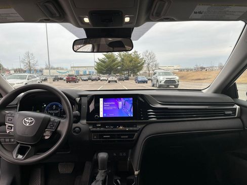 Used 2025 Toyota Camry LE image 32