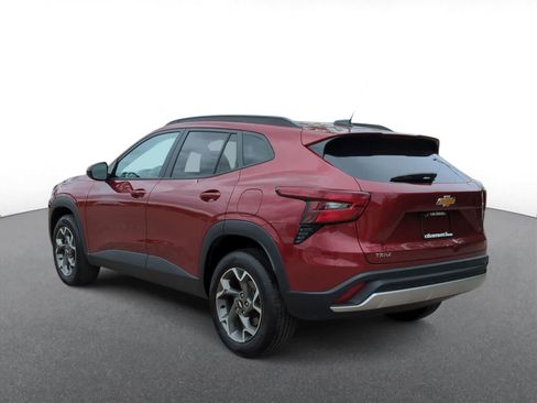 Used 2025 Chevrolet Trax LT w/ LT Convenience Package FWD image 6