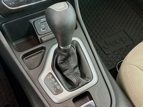 Used 2018 Jeep Cherokee Latitude w/ Cold Weather Group FWD image 24