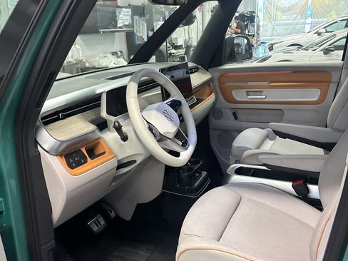Used 2025 Volkswagen ID. Buzz Pro S Plus RWD image 5