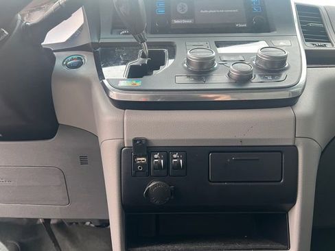 Used 2017 Toyota Sienna XLE w/ XLE Navigation Package image 11