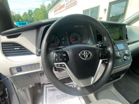 Used 2017 Toyota Sienna LE FWD image 12