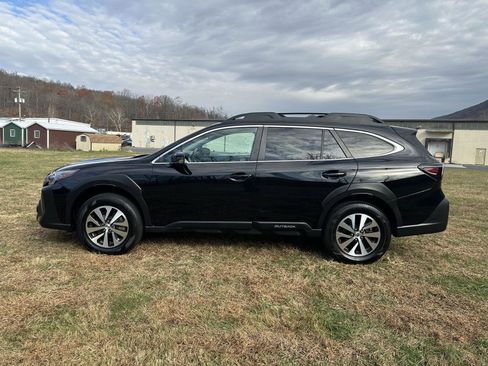 Used 2023 Subaru Outback Premium image 4