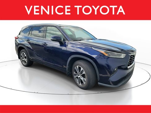 Certified 2021 Toyota Highlander XLE AWD/4WD image 1