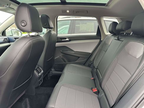 Certified 2022 Volkswagen Taos SE w/ Panoramic Sunroof Package image 9