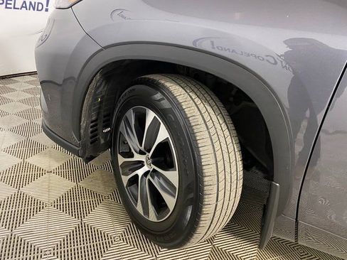 Used 2023 Toyota Highlander XLE image 25