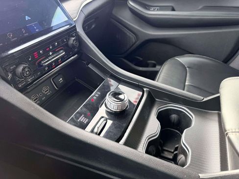 Used 2024 Jeep Grand Cherokee L Limited w/ Luxury Tech Group II image 8