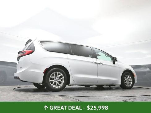 Used 2024 Chrysler Pacifica Touring-L image 51
