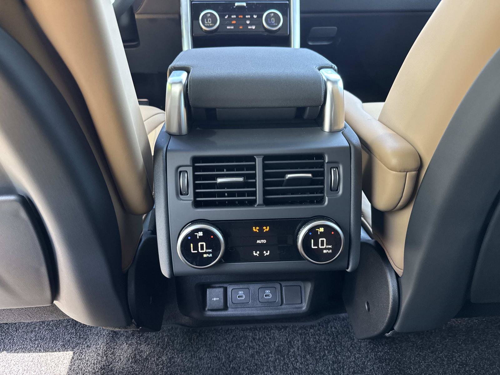 Used 2026 Land Rover Discovery Dynamic SE AWD/4WD image 17