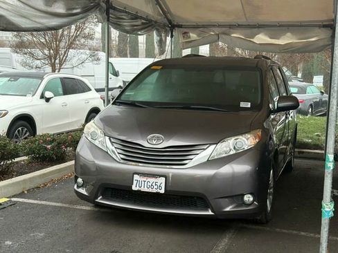 Used 2016 Toyota Sienna image 2