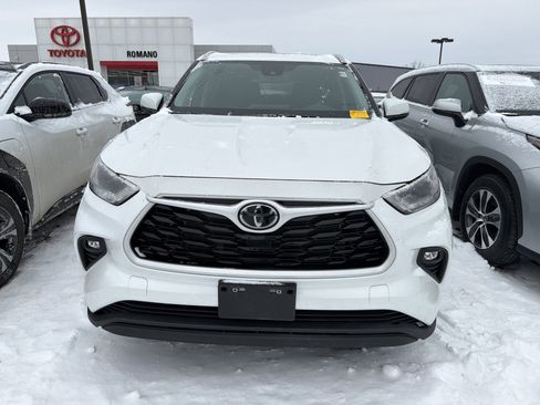 Used 2023 Toyota Highlander XLE image 3