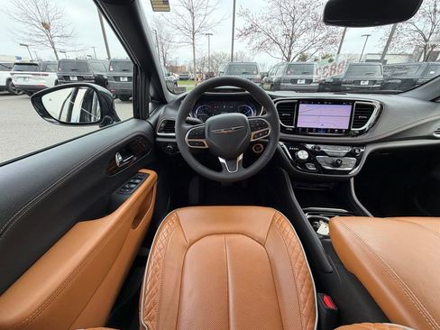 Used 2023 Chrysler Pacifica Pinnacle image 12