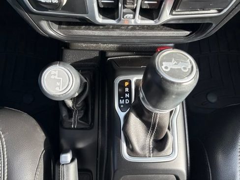 Used 2018 Jeep Wrangler Unlimited Sahara AWD/4WD image 33