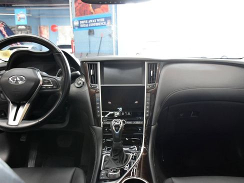 Used 2018 INFINITI Q50 Luxe w/ Essential Package (3.0T Luxe) AWD/4WD image 40