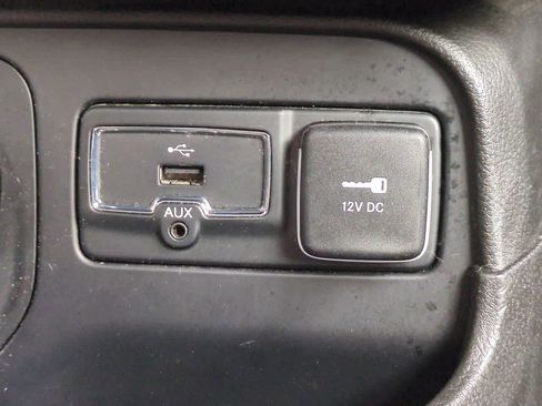 Used 2017 Jeep Renegade Latitude image 29