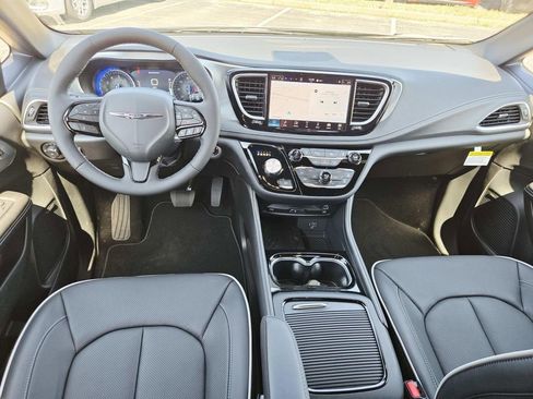 New 2026 Chrysler Pacifica Limited w/ Uconnect Theater Family Group FWD image 10