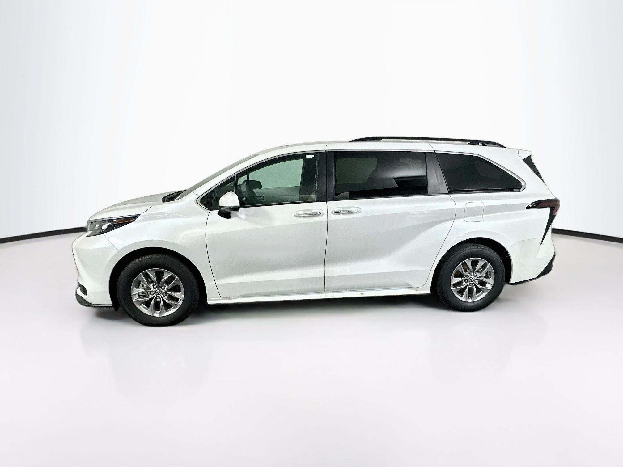 Used 2026 Toyota Sienna XLE FWD image 4