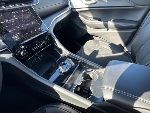 Used 2025 Jeep Grand Cherokee Altitude RWD image 31