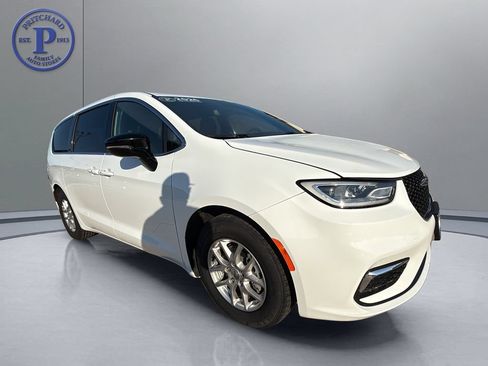 Used 2025 Chrysler Pacifica Select FWD image 1