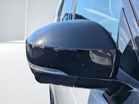 Used 2025 Land Rover Discovery S image 9