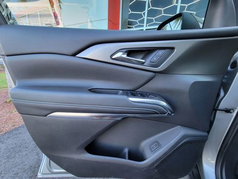 Used 2025 Chevrolet Traverse LT w/ Driver Confidence Package FWD image 17