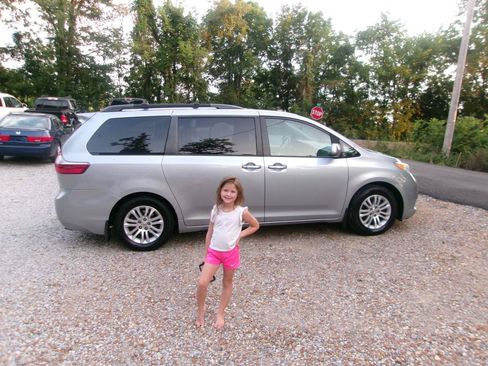 Used 2016 Toyota Sienna XLE Premium FWD image 9