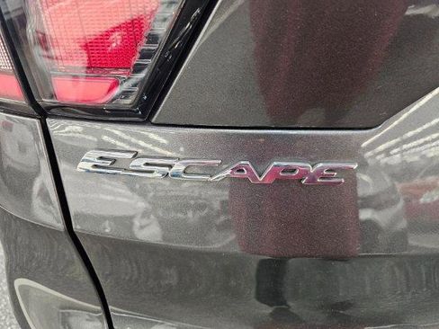 Used 2018 Ford Escape SE w/ Ford Safe & Smart Package image 40
