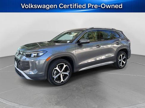 Used 2025 Volkswagen Tiguan SE w/ Panoramic Sunroof Package image 1